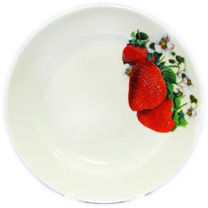 Тарелка фарфоровая обеденная 22,5см "Клубника"