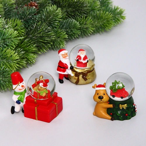 Сувенир новогодний "Снежный шар - Сказочный мир" d-4,5 см (подст.7*7см), микс